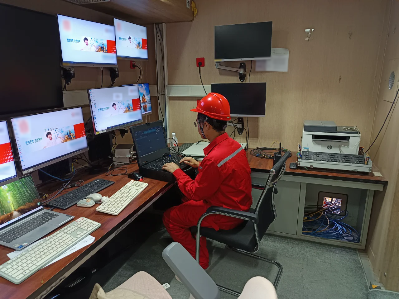 仪表撬内的工程人员通过工控机开展高频压力监测