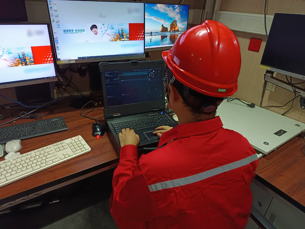 工程人员在仪表撬内操作高频监测工控机